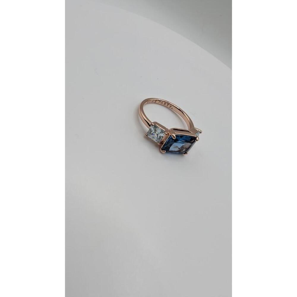 Elegant Blue Gemstone Ring with Side Stones Size 7 - Picture 3 of 9